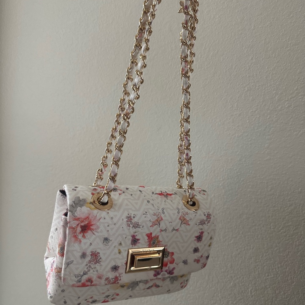 White Shoulder Bag with Stylish Design and Versatile Use